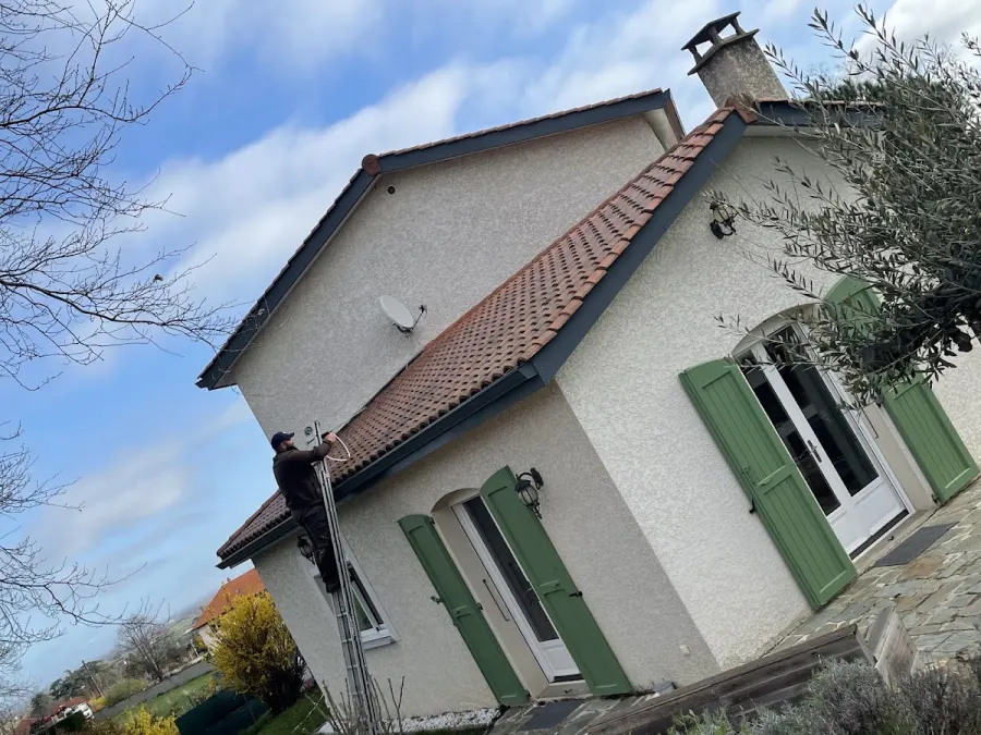 Réalisation de zinguerie avec pose de gouttières neuves à Saint-Just-Saint-Rambert