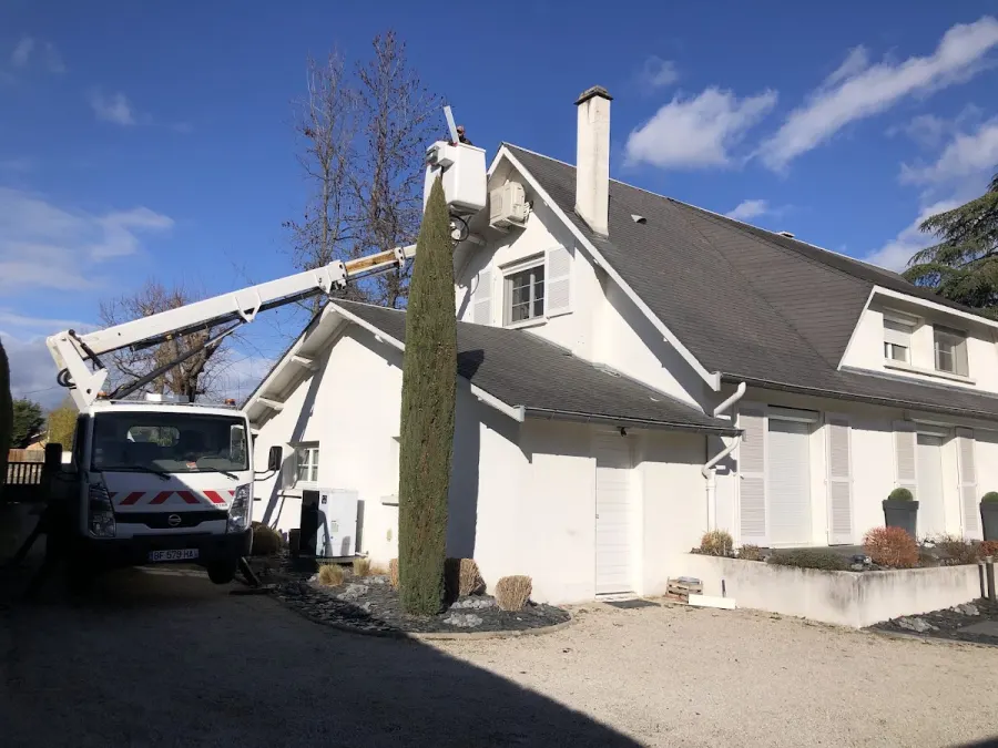 Réalisation de travaux de charpente sur une maison de la Loire